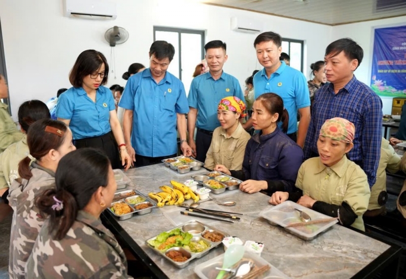 CĐCS Công ty CP Đầu tư và Xây dựng Phú Hưng Hà Tĩnh phối hợp tổ chức bữa cơm công đoàn cho người lao động